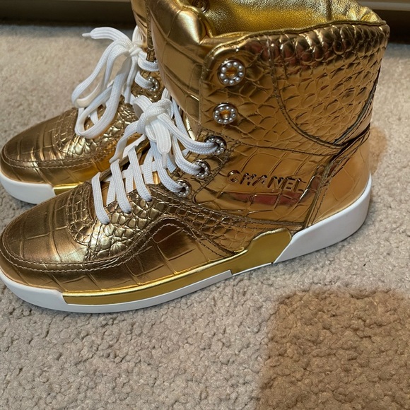 Chanel gold sneaker size 40 only worn once - Picture 2 of 4